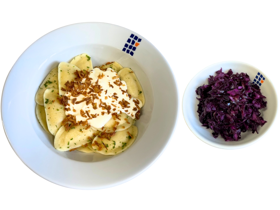 Piroggen mit Kartoffel-Quarkfüllung dazu Crème fraîche, Röstzwiebeln und Rotkrautsalat