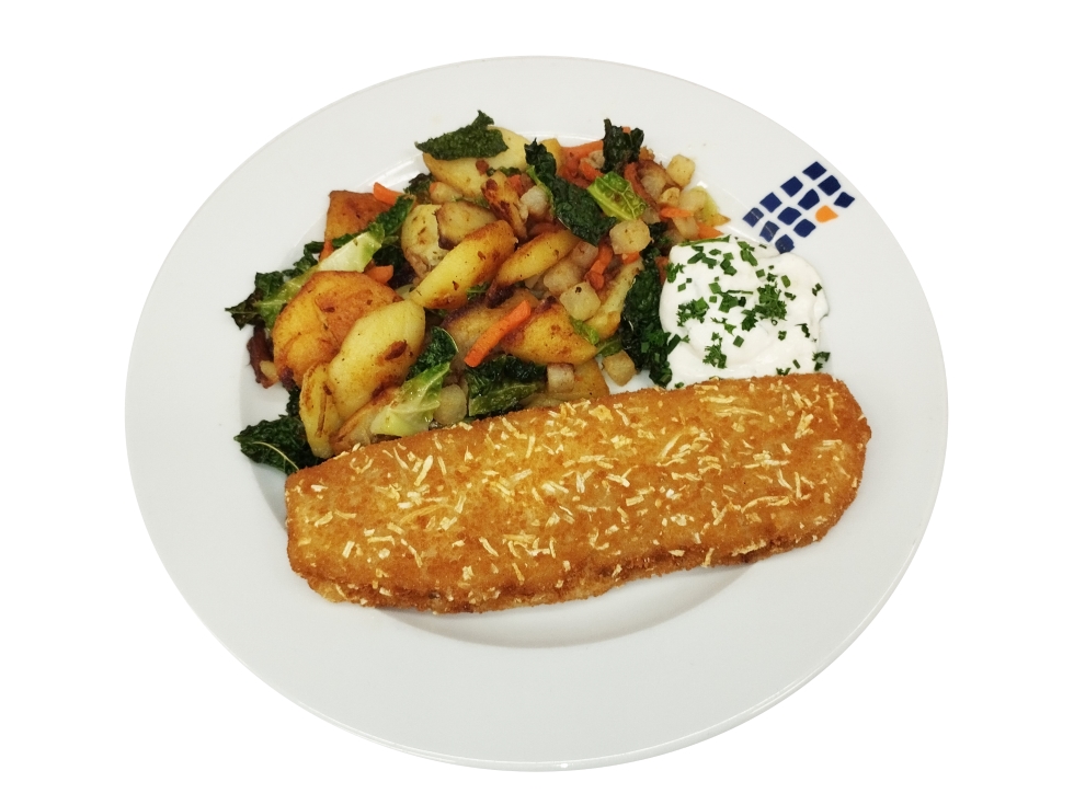 Backfisch in Kartoffelkruste dazu Bratkartoffel-Gemüse-Pfanne und Kräuterdip