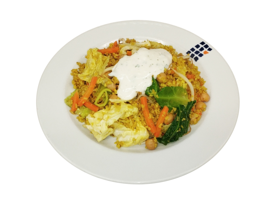 Bulgur-Pfanne mit Kichererbsen, Wirsing und Kräuterdip