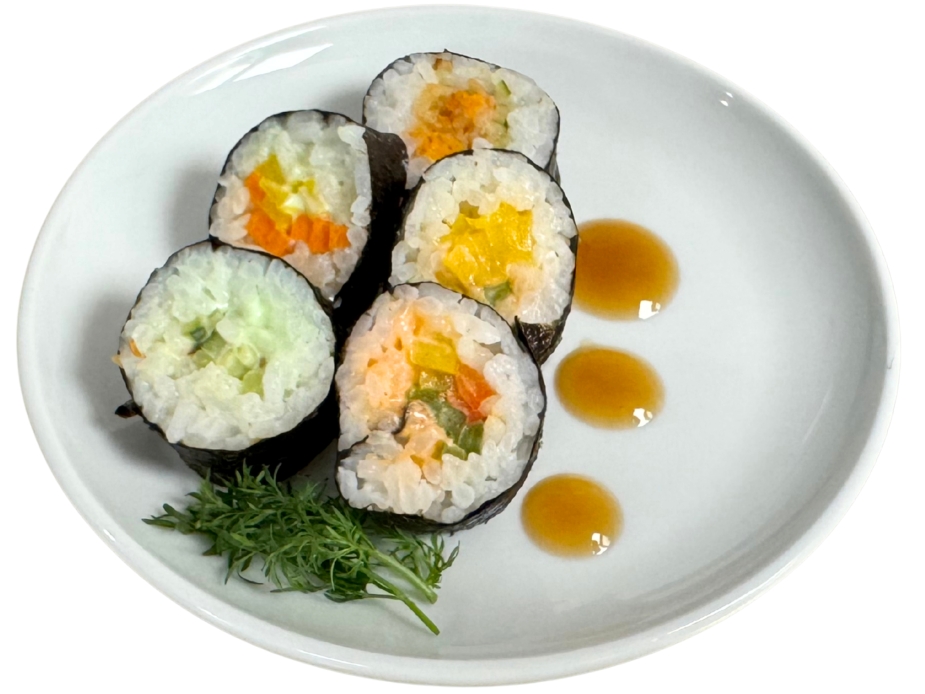 5er-Sushi mit gepickeltem Gemüse, Sesam, Tempura, vegane Chili-Mayonnaise und Sojasauce