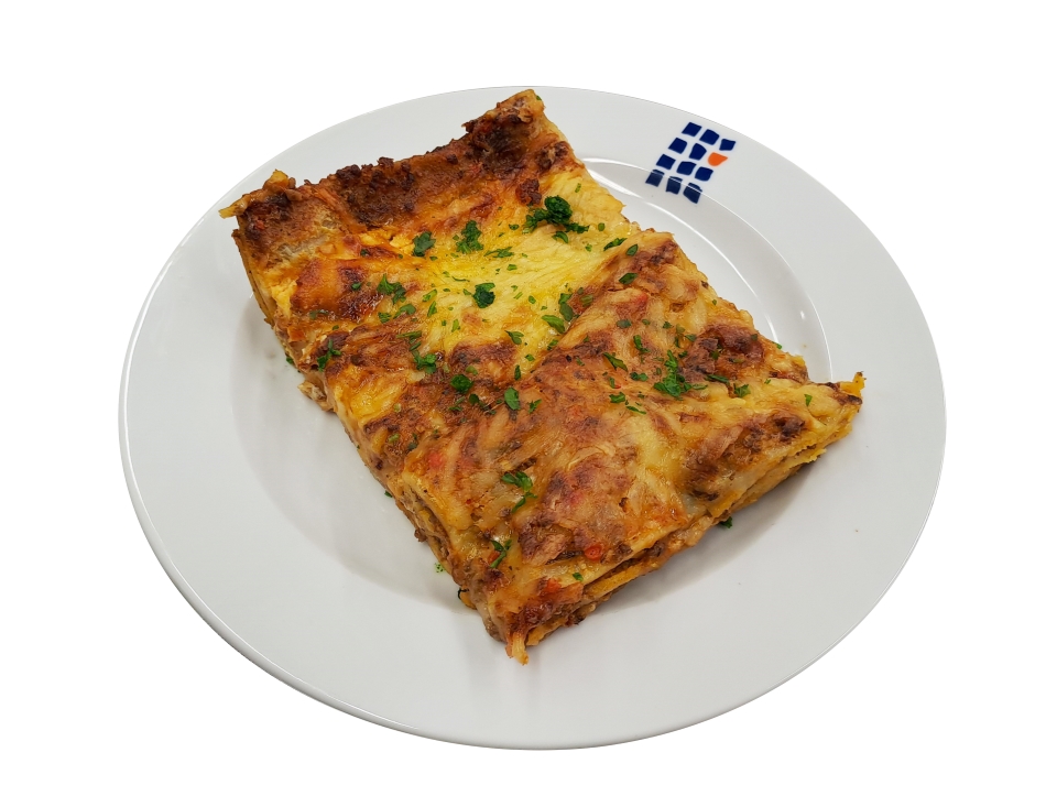 Lasagne Bolognese mit Hackfleisch überbacken mit Reibekäse