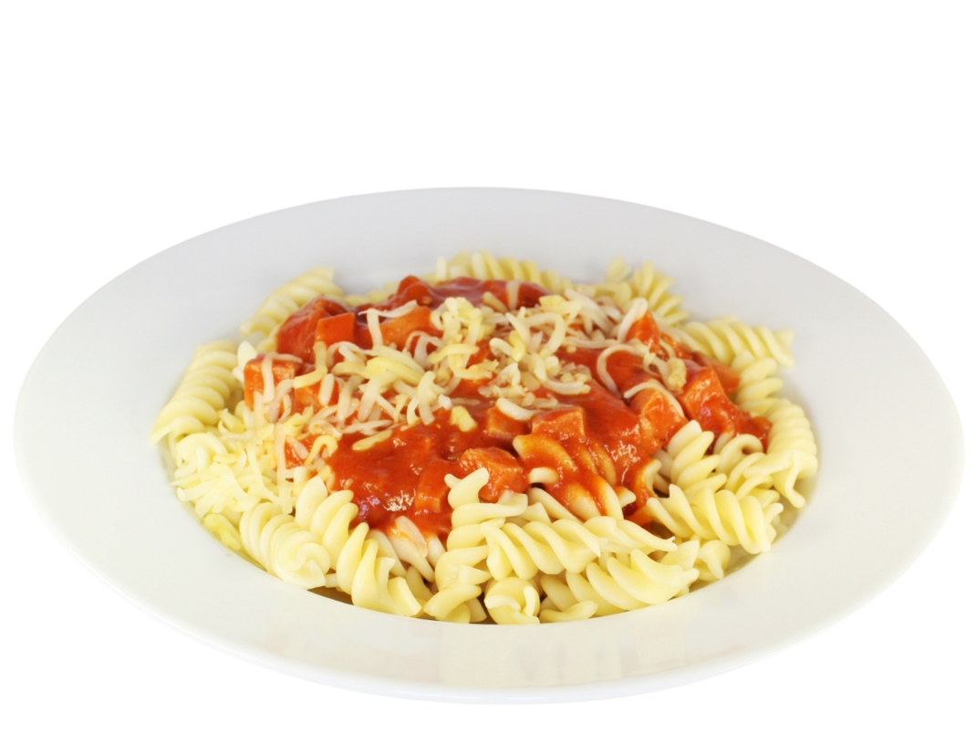 Wurstgulasch in Tomatensauce dazu Spirelli und Reibekäse